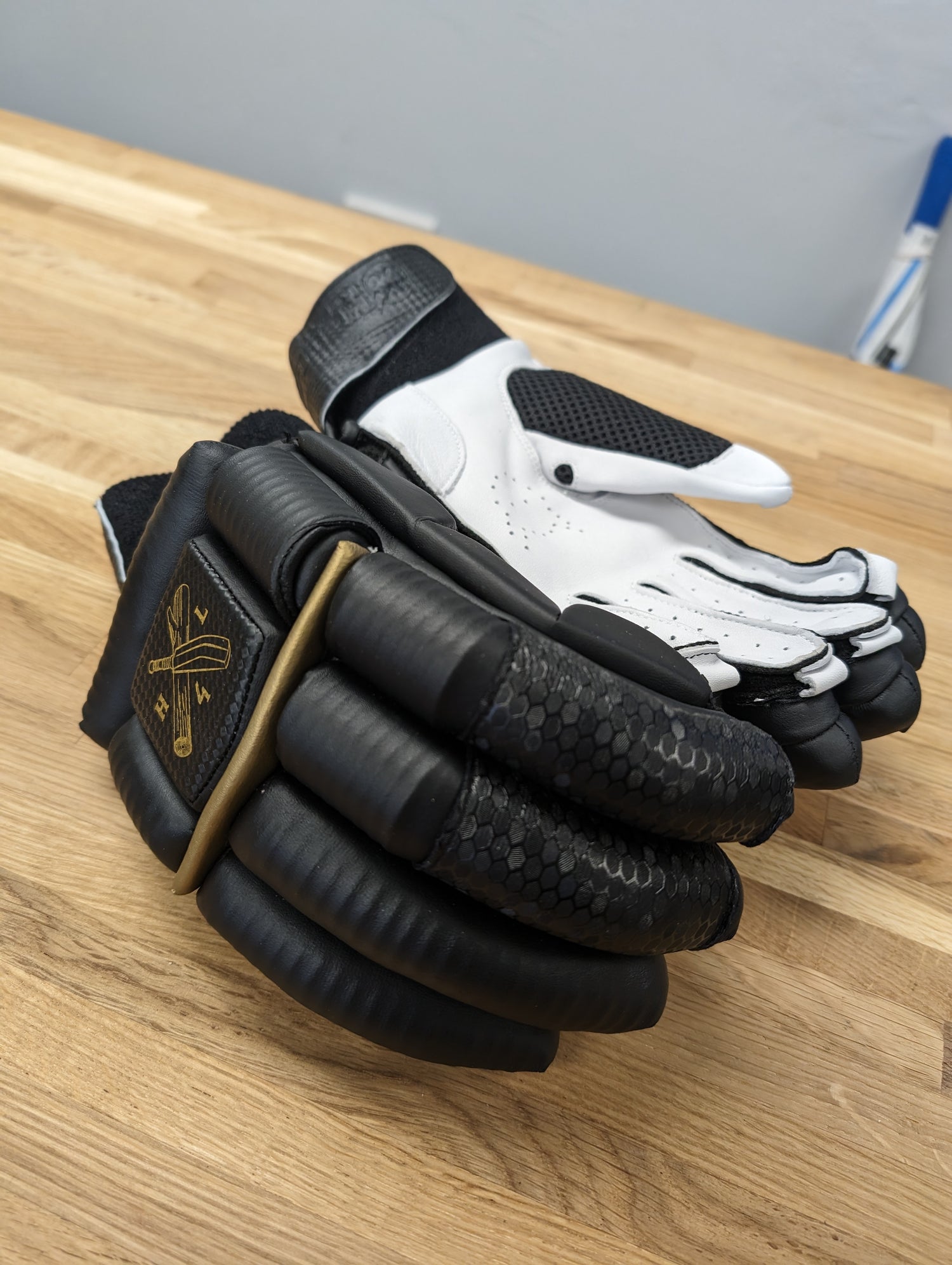 (Copy) Devil gloves (black /gold )