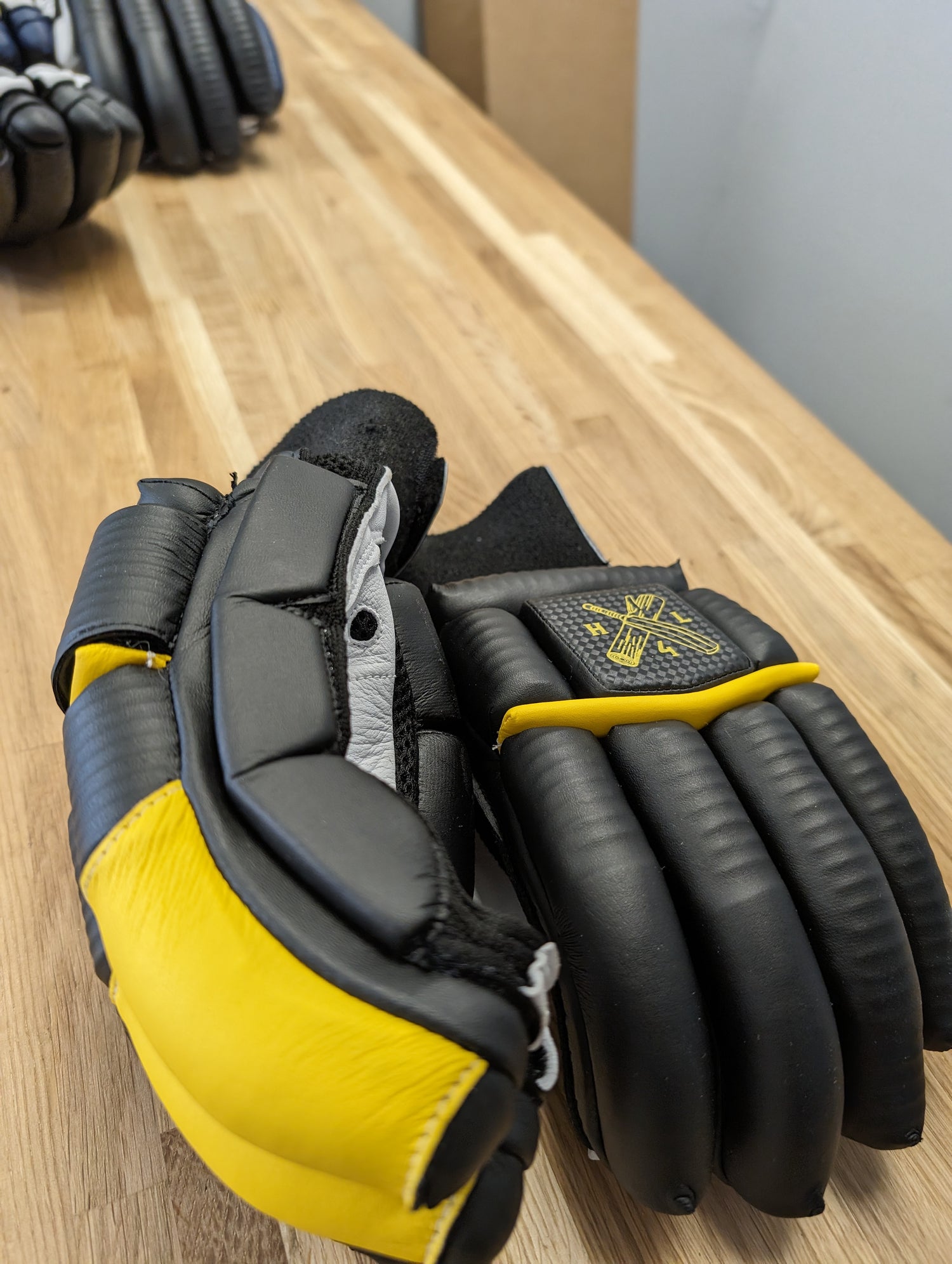 (Copy) Devil gloves (black/yellow)