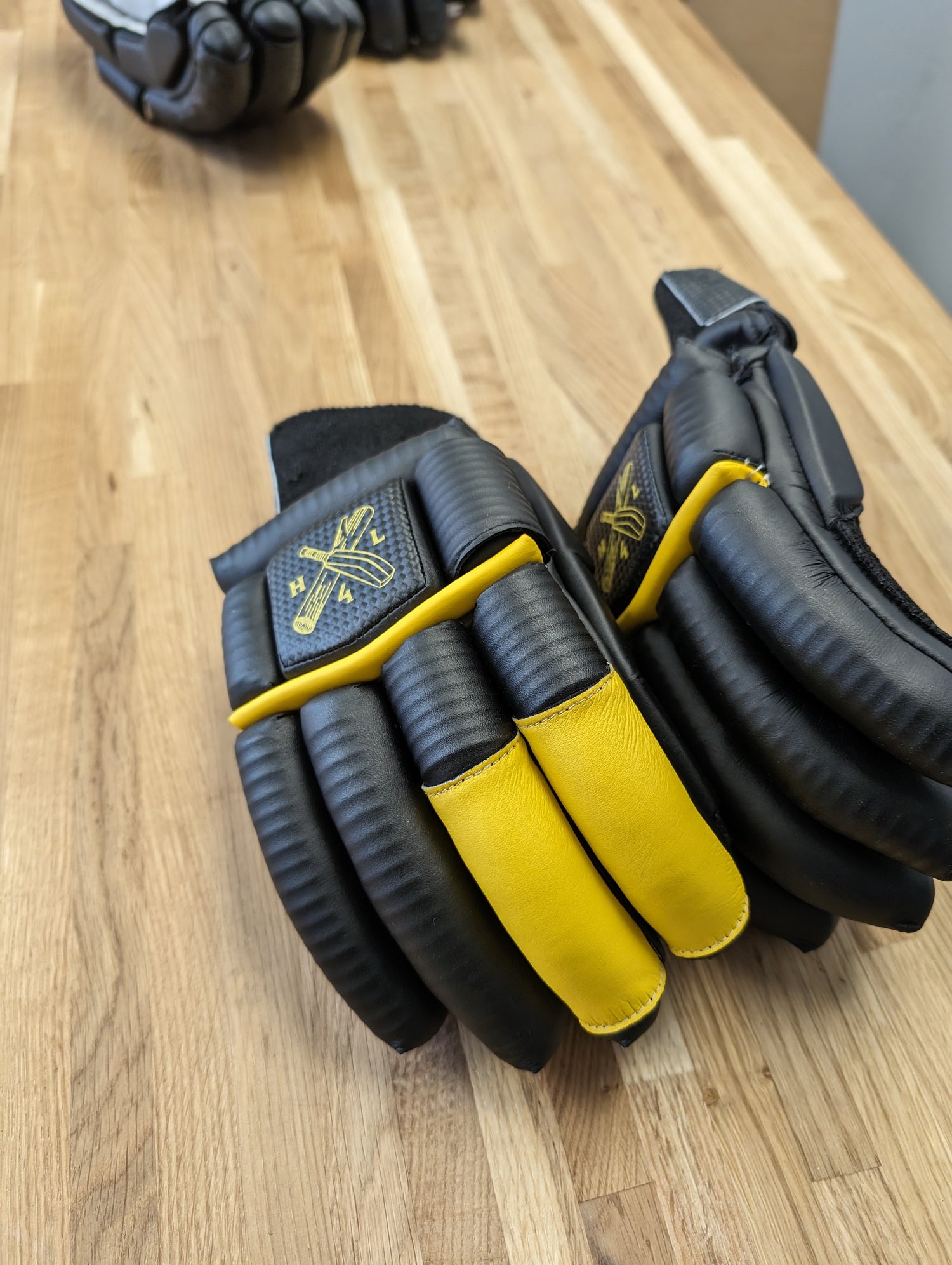 (Copy) Devil gloves (black/yellow)