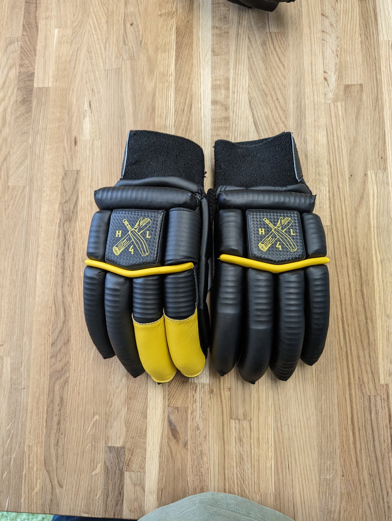(Copy) Devil gloves (black/yellow)